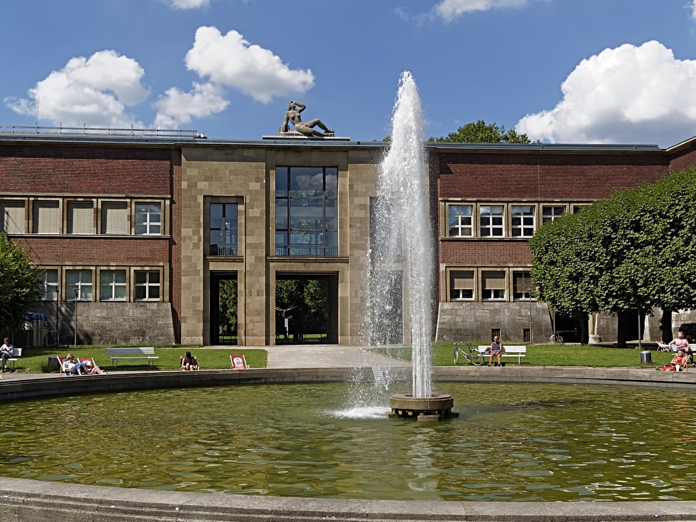 Brunnen am Kunstpalast mit Robert-Schumann-Saal